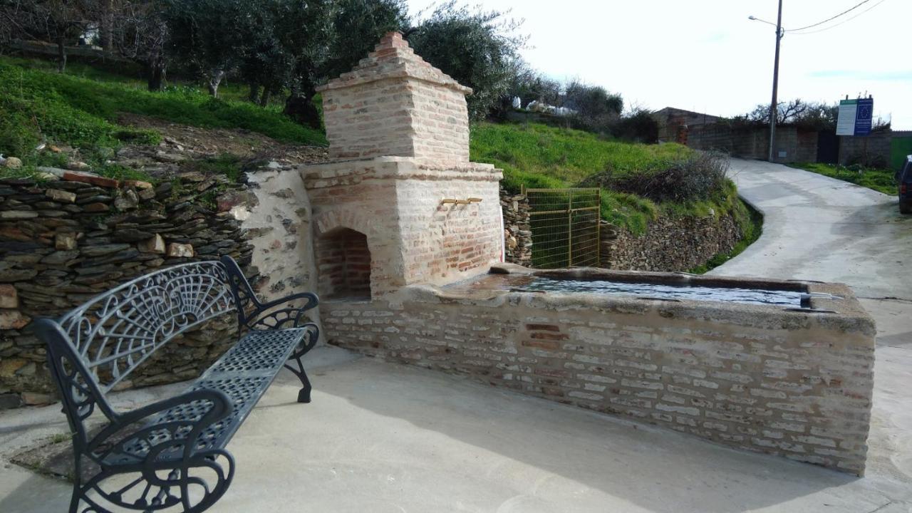 Casa Rural La Colmena Del Geoparque Navatrasierra Exterior foto
